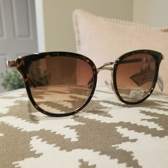 Oscar de la Renta Accessories - Brand new Oscar de la Renta sunglasses authentic